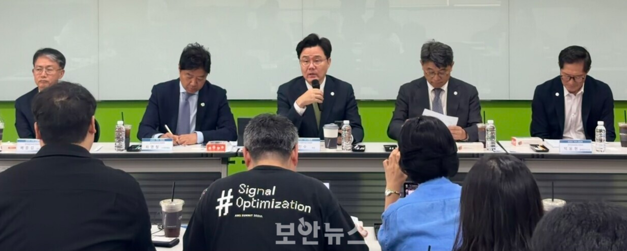 ▲KISIA 회장단이 기자들의 질문에 답변하고 있다. [출처: 보안뉴스]