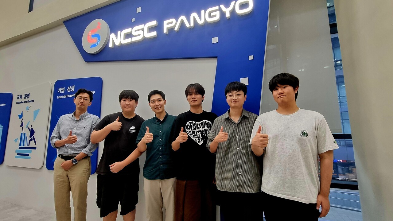 ▲ (왼쪽부터) 김영민&nbsp;국가보안기술연구소 선임, 정건우 스틸리언 연구원, 김선우 국방부 소령, 김명현 스틸리언 연구원, 김진우 금융보안원 주임, 백부승 스틸리언 연구원이 속한&nbsp;&nbsp;APEX AI 블루팀 개발팀이 기념 촬영을 하고있다. [출처: 국가사이보안보센터]